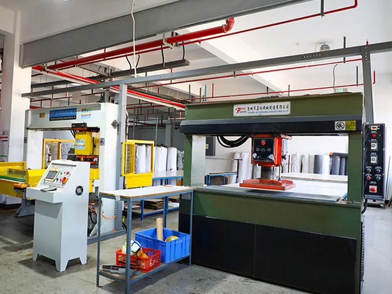 Jalkapallon nahkainen leikkaus